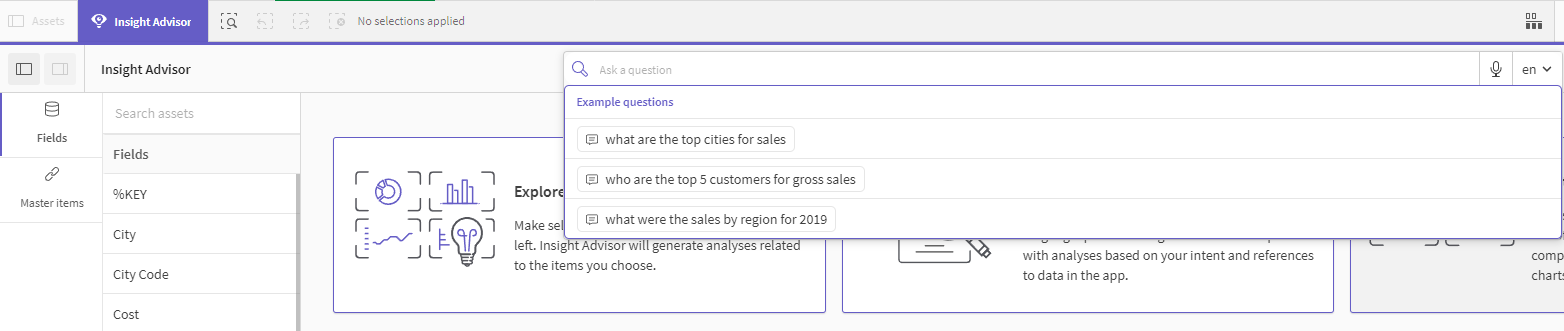 Insight Advisor ist in einer Qlik Sense App geöffnet, und das Such-Dropdown-Menü ist mit Beispielfragen gefüllt.