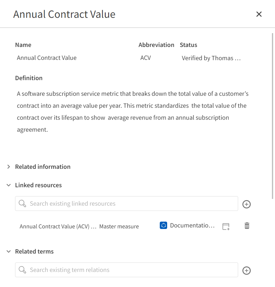 La entrada Valor anual del contrato en el glosario, mostrando la medida maestra en la app, bajo Recursos enlazados.