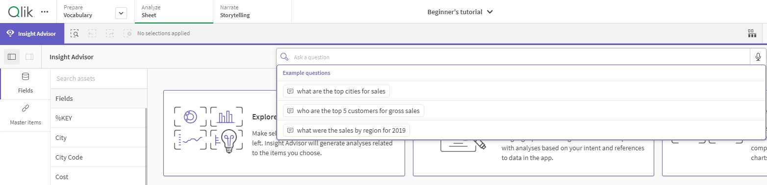 Insight Advisor ouvert dans une application Qlik Sense, avec des exemples de question renseignés dans le menu de recherche déroulant