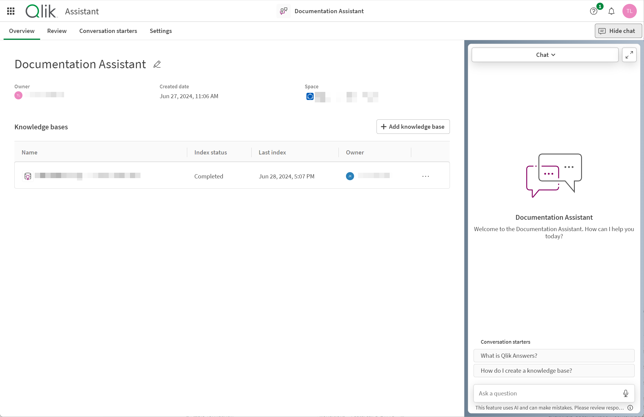 La scheda Panoramica di un assistente, che mostra le knowledge base e una chat con 2 domande di inizio conversazione.