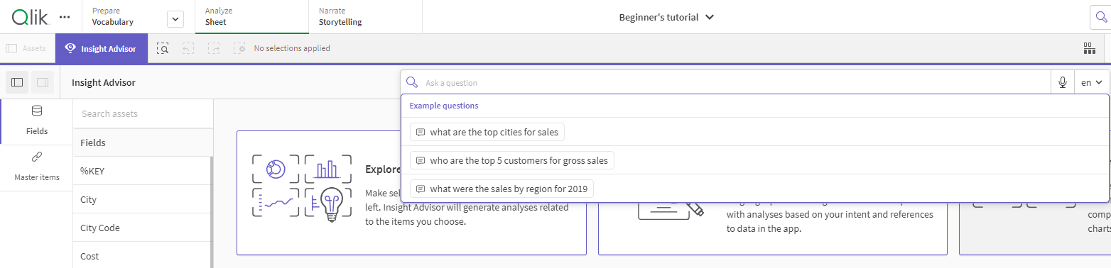 Insight Advisor otwiera się w aplikacji Qlik Sense, a przykładowe pytania są wyświetlane w menu rozwijanym wyszukiwania
